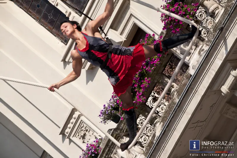 atempo circ la strada graz 28 Juli 2013 grosser zirkus spanisch spektakulaere akrobatik grazer hauptplatz 62