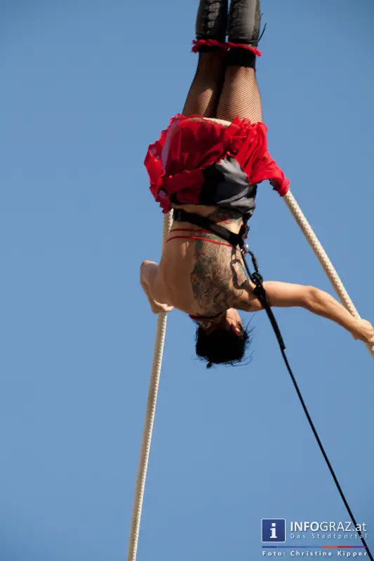 atempo circ la strada graz 28 Juli 2013 grosser zirkus spanisch spektakulaere akrobatik grazer hauptplatz 63