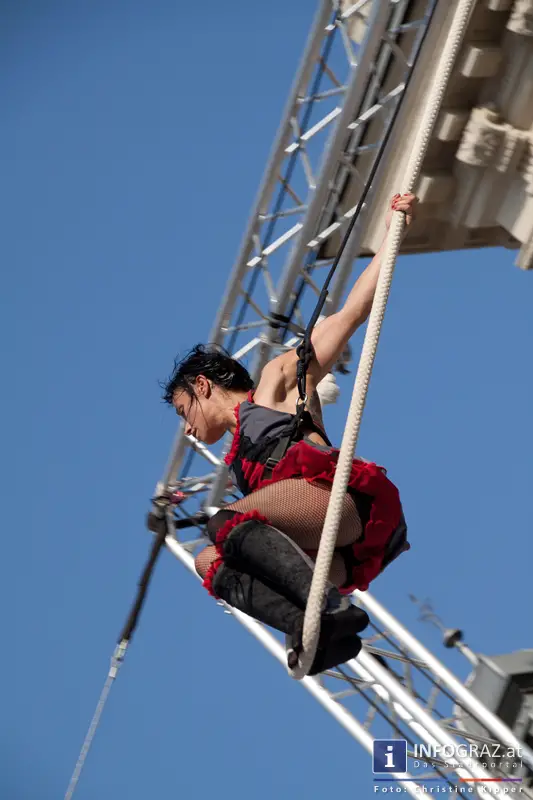 atempo circ la strada graz 28 Juli 2013 grosser zirkus spanisch spektakulaere akrobatik grazer hauptplatz 64