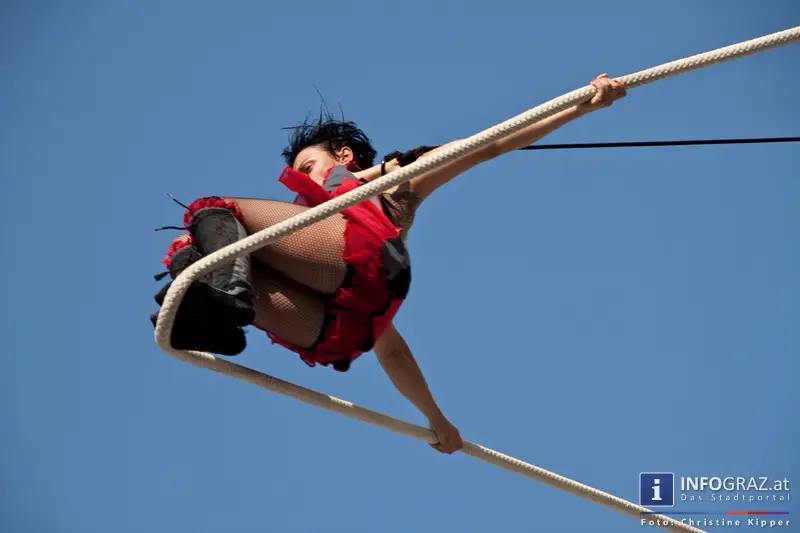 atempo circ la strada graz 28 Juli 2013 grosser zirkus spanisch spektakulaere akrobatik grazer hauptplatz 65
