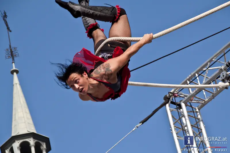 atempo circ la strada graz 28 Juli 2013 grosser zirkus spanisch spektakulaere akrobatik grazer hauptplatz 68