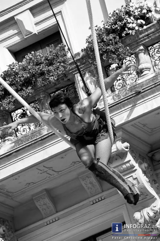 atempo circ la strada graz 28 Juli 2013 grosser zirkus spanisch spektakulaere akrobatik grazer hauptplatz 70