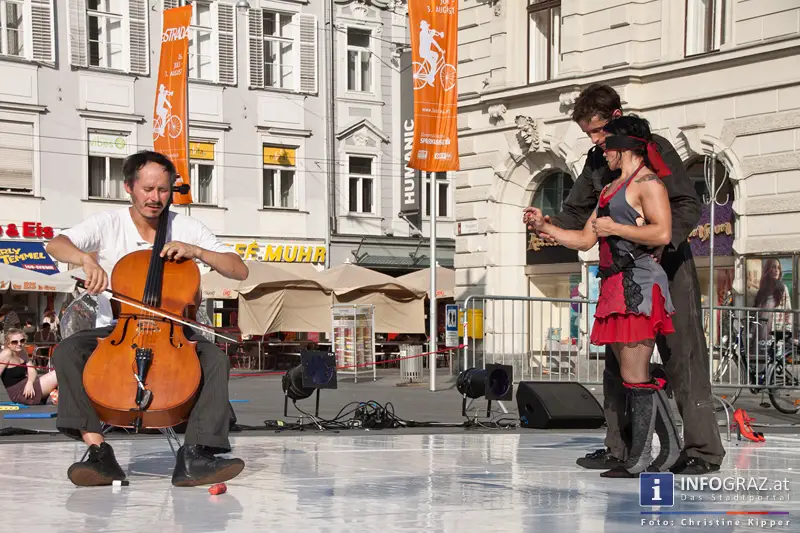 atempo circ la strada graz 28 Juli 2013 grosser zirkus spanisch spektakulaere akrobatik grazer hauptplatz 75