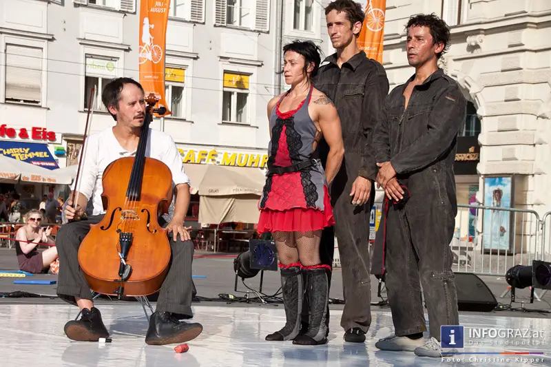 atempo circ la strada graz 28 Juli 2013 grosser zirkus spanisch spektakulaere akrobatik grazer hauptplatz 76