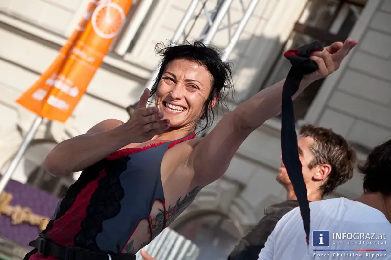 atempo circ la strada graz 28 Juli 2013 grosser zirkus spanisch spektakulaere akrobatik grazer hauptplatz 79