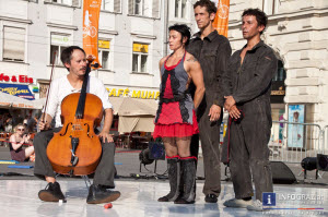 atempo circ,la strada,28. Juli 2013,hauptplatzbühne,großer zirkus,spanische gruppe,spektakuläre akrobatik,moderne zirkuskunst,unter freiem himmel,trapezkunst