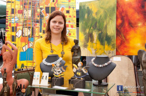 kunstmeile graz,14. September 2013,platz vor dem grazer schloßberg,bilder,strickkreationen,skulpturen,handgearbeiteten schmuck,kleines mobiliar