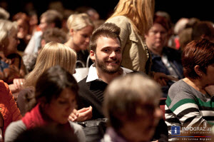 andi & alex,kochshow live,21.10.2013,orpheum graz,köche,bühnenshow,mit schmäh kochen,begeisterten,grazer publikum, pfeffermühlenwurf,helferin,gäste,publikum,bühnenesstisch