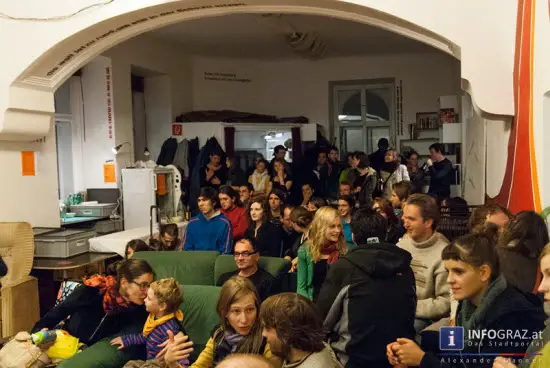 ‚Wiedereröffnung‘ Spektral in Graz am 31. Oktober 2013 wiedereröffnung,spektral,graz,31. Oktober 2013,workshop-stationen,3d-drucker,töpferei,volxküche, donnerstag,freiraum-projekt,lendkai,große party,ausgelassen gefeiert