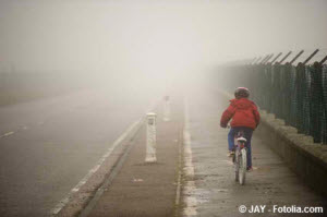 Kind mit Fahrrad im Nebel,bremsen,led strahler,led scheinwerfer,tempo,bike shop,lampe,halogenlampen,schwierig,sicherheit,bekleidung