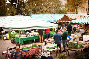 Am Bauernmarkt Lindenwirt – frisches Obst und Gemüse und Produkte der Bauern aus der Region 
