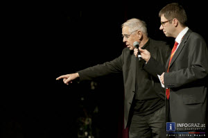 Pfarrer Pucher und Werner Ranacher Werner Ranacher,pfarrer wolfgang pucher,20 jahre vinzidorf graz,2.12.2013,benefizgala,grazer orpheum,stürmischer beifall,tosender lohn,ehrenvollenr bühneneinsatz,martin kosch