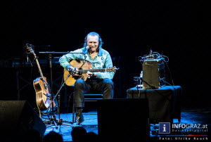 Hans Theessink,20 jahre vinzidorf graz,2.12.2013,benefizgala,grazer orpheum,pfarrer wolfgang pucher,bilder,heimische kabarettisten,musiker,gute sache,volles haus,rebell der nächstenliebe