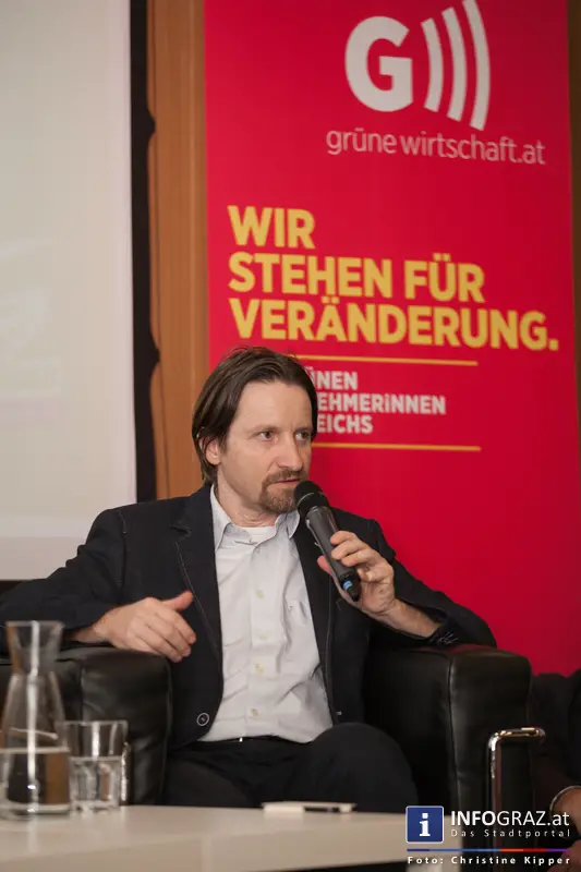 Werner Kogler (Finanzsprecher Grüne) im Gespräch mit Ernst Sittinger (Ressortchef Wirtschaft Kleine Zeitung) am 19. März 2014 - 037