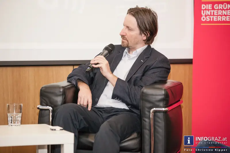 Werner Kogler (Finanzsprecher Grüne) im Gespräch mit Ernst Sittinger (Ressortchef Wirtschaft Kleine Zeitung) am 19. März 2014 - 044