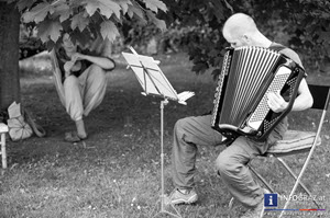 La Musette,französische Akkordeonmusik,garteneröffnungsfest,le schnurrbart graz,10. Mai 2014,lesung,nachdenken,wünsche,menschen,garten,überraschungen,löwenzahn,minze,wunderschöne rosen