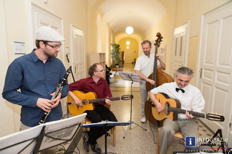 Ausstellungseröffnung ‚bitte nichts geben – danke‘ in der Galerie Zwischenbilder im Sozialamt Graz am 23.5.2014 - 025