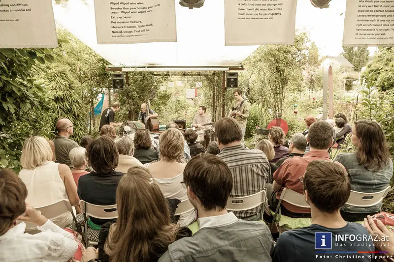Open Air mit dem Berndt Luef Trio und Dorothea Jaburek im Peyer Weyprecht Kunstgarten am 4. Juli 2014 - 016