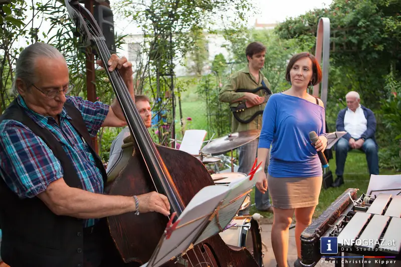 Open Air mit dem Berndt Luef Trio und Dorothea Jaburek im Peyer Weyprecht Kunstgarten am 4. Juli 2014 - 076
