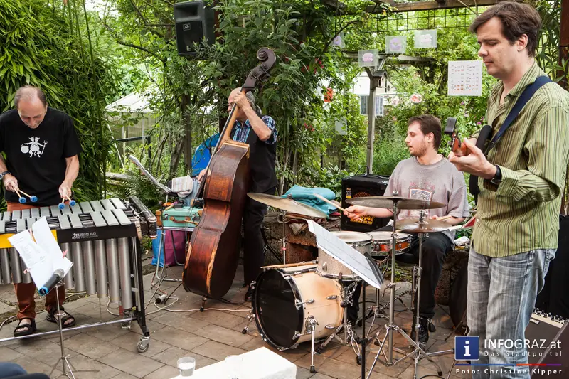 Open Air mit dem Berndt Luef Trio und Dorothea Jaburek im Peyer Weyprecht Kunstgarten am 4. Juli 2014 - 083