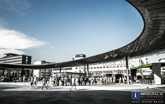 Vorplatz des Grazer Hauptbahnhof,französischer künstler pierre sauvageot,la strada Graz 2014,stadt,2. August 2014,kopfhörer,herumsitzen,eisenbahn-symphonie