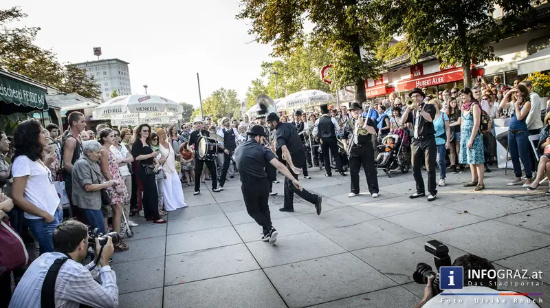 La Strada ist wieder in der Stadt und verwandelt den öffentlichen Raum in Bühnen und Tanzflächen - 042