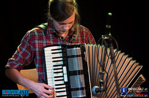Monika Brooks,accordion,zart gegliedert,fragile sounds,dichter klangteppich der entspannung,musikalische träume