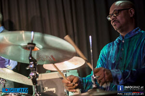 Reggie Nicholson,Schlagzeuger des amina claudine myers trio,20 jahre stockwerkjazz graz,gruppen,begeistern,überzeugen