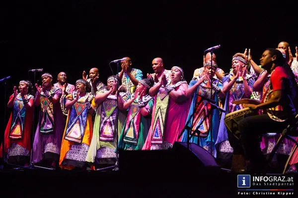 ‚Gospel meets Jodler‘ der weltberühmte Soweto Gospel Choir trifft auf steirische Klänge der ‚Schoffeichtkoglposcher‘. Gospel meets Jodler,Soweto Gospel Choir,steirische Klänge,Schoffeichtkoglposcher,energiegeladene performance,einzigartige show,soziales engagement