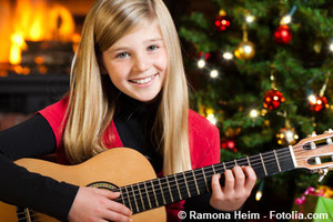 Weihnachtslieder singen,Kinder,Familie,traditionelle Weihnachtslieder,Adventlieder,Adventkalender Graz,Weihnachten,Gitarre,Musik, 