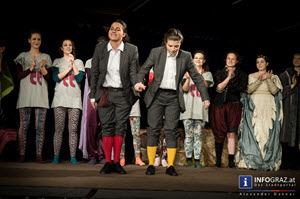 the pennyless players,literaturhaus graz,rosencrantz and guildenstern are dead,absurde tragikomödie,bühne,könig,wahnsinnig,betrübt,unbeholfen