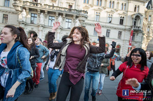 flashmob against racisms & discrimination,grazer hauptplatz,mehrere hundert menschen,jeglichen alters und herkunft,musik,spielen,kurzlebig,bunt,fröhliches zeichenplatz_graz_antidiskriminierungsstelle_steiermark_tanzschule_conny_und_dado_10.jpg