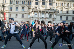 lächeln im gesicht,flashmob against racisms & discrimination,grazer hauptplatz,gegen intoleranz,ausgrenzung,natur eines flashmobs,spektakel,menschen