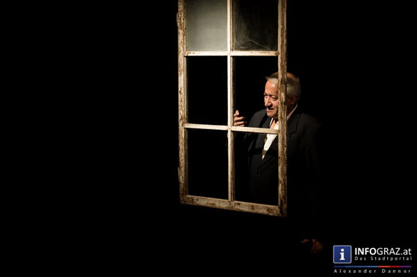 Großer Auftritt für Indiens Yatrik-Theatre indiens yatrik-theatre,new delhi,theater im keller,31. märz 2015,komödie vom ende der welt,großer auftritt