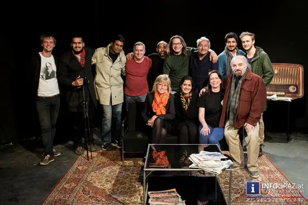 Großer Auftritt für Indiens Yatrik-Theatre - New Delhi im Theater im Keller am 31. März 2015 indiens yatrik-theatre,new delhi,theater im keller,indische gäste,ensemble,sturmgewehr,bedrohend,susan smith nash,texture press,norman, oklahoma,aufführung, 31. märz 2015