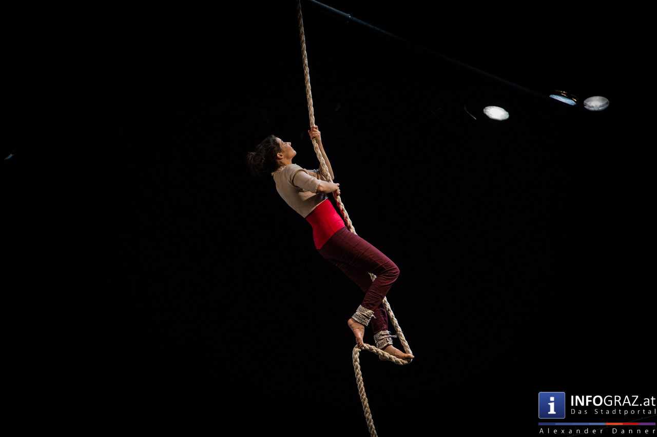 Cirque Noël ‚Seasons‘ im Orpheum Graz am 3. Jänner 2016  - 043