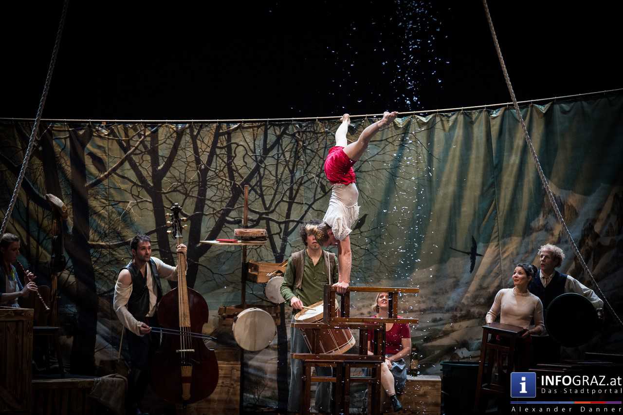 Cirque Noël ‚Seasons‘ im Orpheum Graz am 3. Jänner 2016  - 048