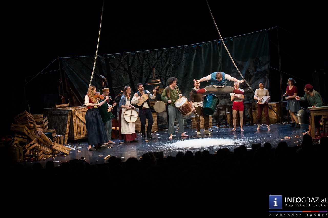 Cirque Noël ‚Seasons‘ im Orpheum Graz am 3. Jänner 2016  - 050