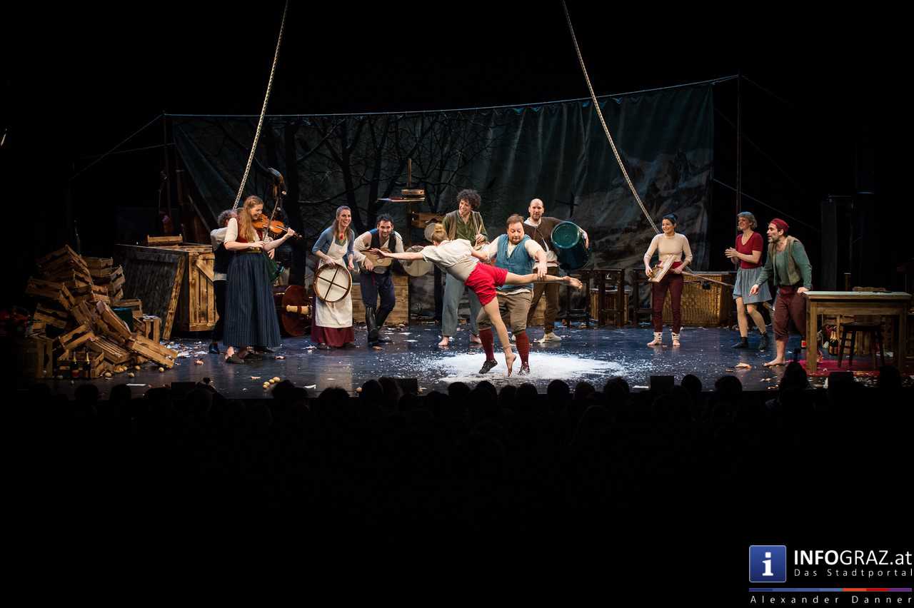 Cirque Noël ‚Seasons‘ im Orpheum Graz am 3. Jänner 2016  - 051
