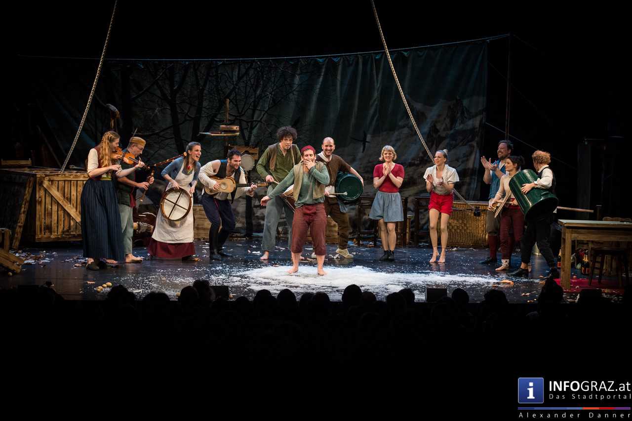 Cirque Noël ‚Seasons‘ im Orpheum Graz am 3. Jänner 2016  - 053