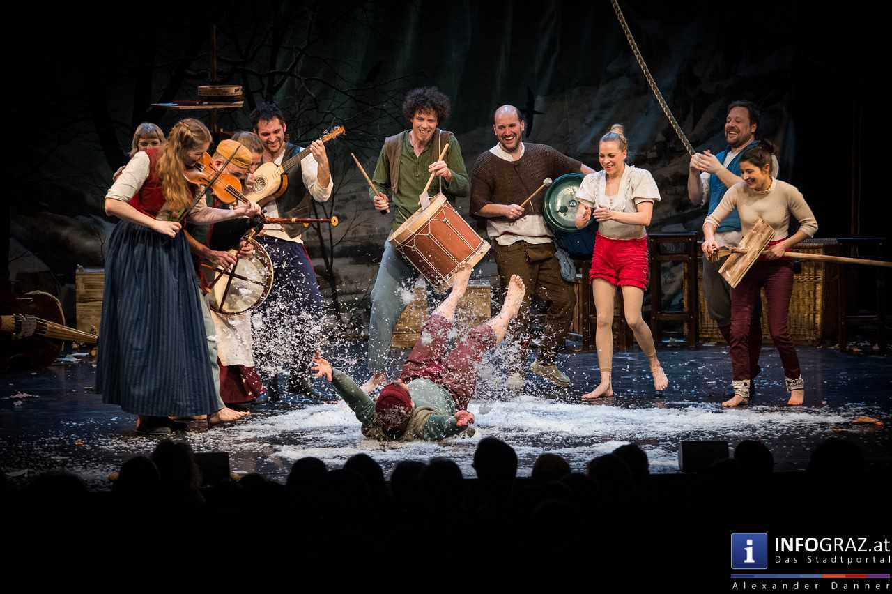 Cirque Noël ‚Seasons‘ im Orpheum Graz am 3. Jänner 2016  - 054