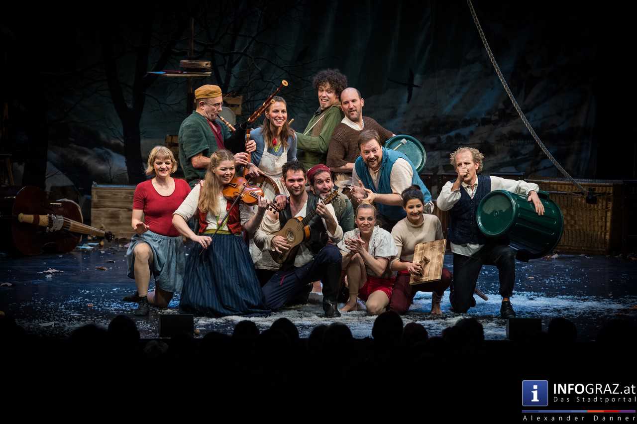 Cirque Noël ‚Seasons‘ im Orpheum Graz am 3. Jänner 2016  - 056