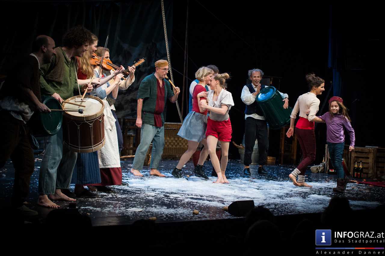 Cirque Noël ‚Seasons‘ im Orpheum Graz am 3. Jänner 2016  - 058
