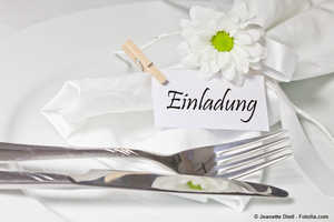 Selbstgemachte Einladungskarten und andere Details zusammen mit den Ideen des Hochzeitsrestaurants geben der Festlichkeit eine wichtige persönliche Note.