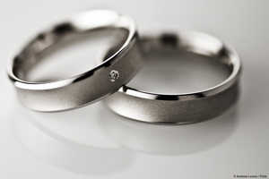 Mehr als ein Symbol: selbst Menschen (Männer), die den Ring nicht tragen werden, legen Wert auf schöne Eheringe, schlicht und edel oder prunkvoll. 