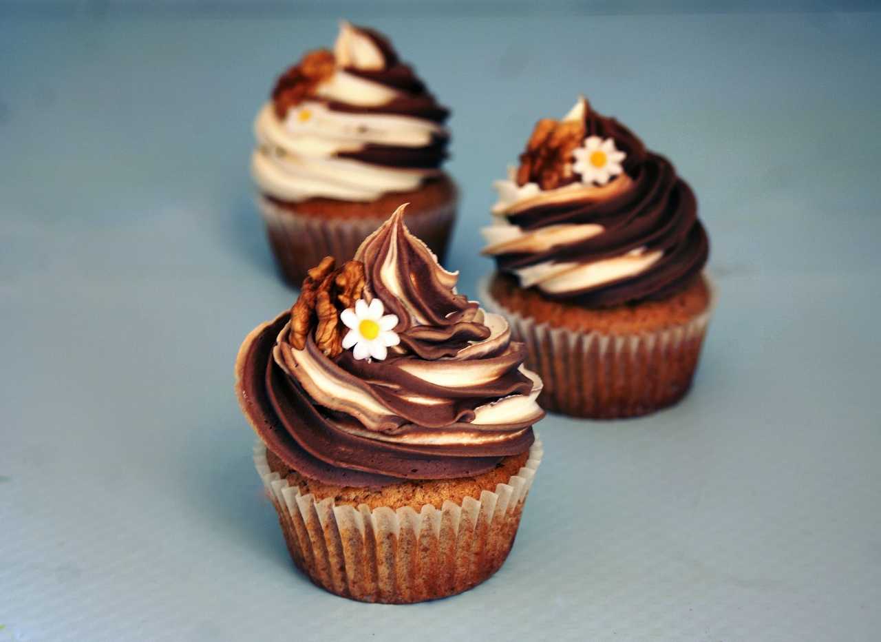 Schokoladen Cupcakes: Wallnussbiskuit und Blümchendekor