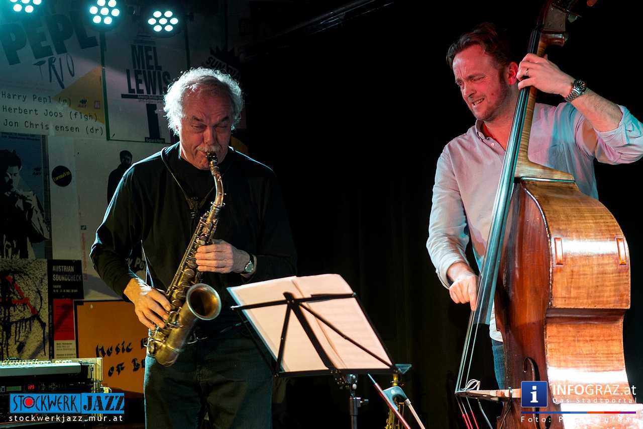 Karlheinz Miklin (saxes), Morten Ramsbol (bass), Howard Curtis (drums) - 037