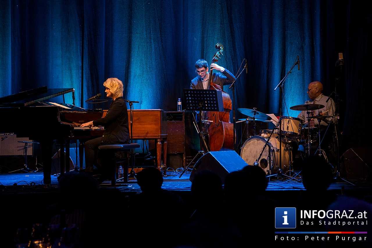 Dena DeRose – Gesang, Piano | Miloš Čolović – Kontrabass | Howard Curtis – Schlagzeug - 002