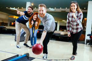 Kegelabende,jung,ältere Menschen,Betriebsveranstaltung,Freundeskreis,Familie,Sport,Freizeitbetätigung