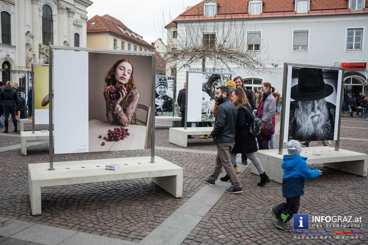 Open-Air-Ausstellung Menschenbilder 2019 - Gemeinschaftsfotoausstellung steirischer Berufsfotografen - Mariahilferplatz Graz - 033